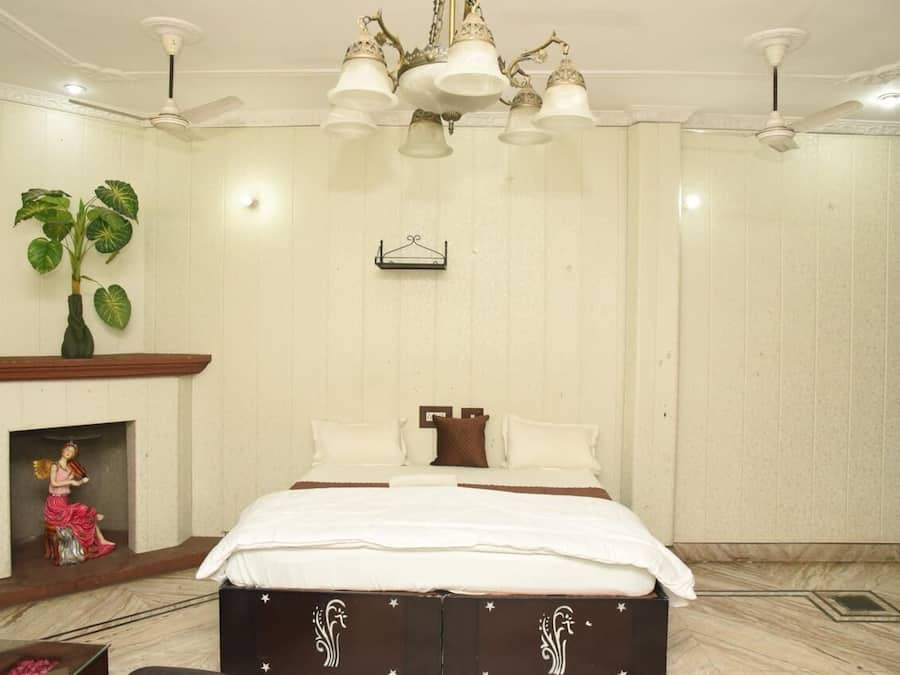 Deluxe Double Room, Air conditioning | Hypo-allergenic bedding, soundproofing, free WiFi, bed sheets