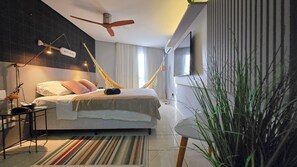 2 habitaciones, escritorio y tabla de planchar con plancha 