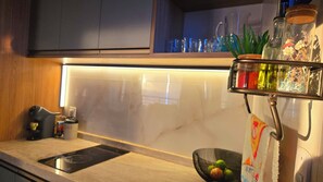 Kühlschrank, Mikrowelle, Herdplatte, Wasserkocher mit Kaffee-/Teezubehör