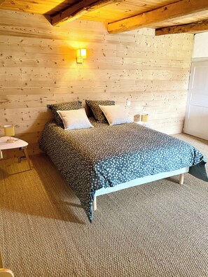 2 dormitorios, cuna de viaje, ropa de cama