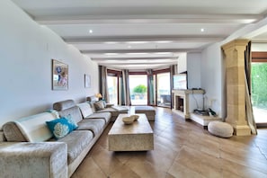 TV connectée, chaîne hi-fi, espaces bureaux