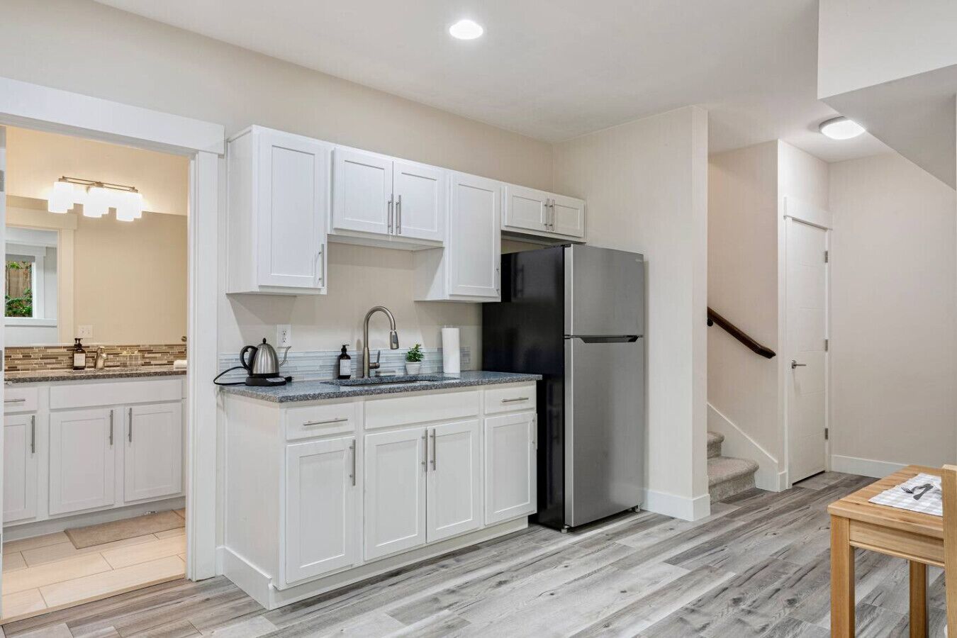 Een koelkast, een microgolfoven, een oven, een kookplaat