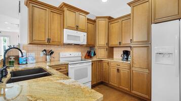 Een koelkast, een microgolfoven, een oven, een kookplaat