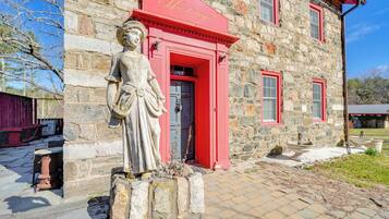 House (6 Bedrooms) | Interior