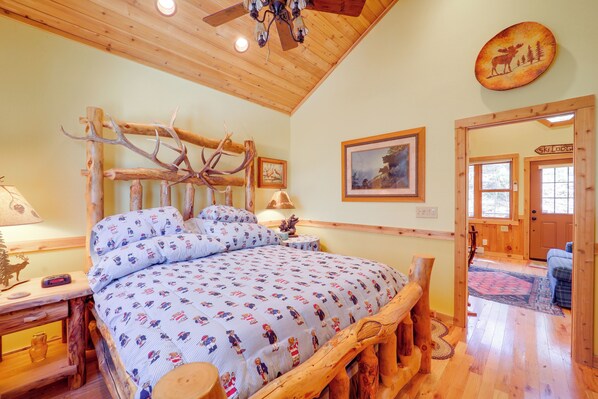 Une chambre confortable avec un grand lit, une tête de lit en bois et une décoration rustique.