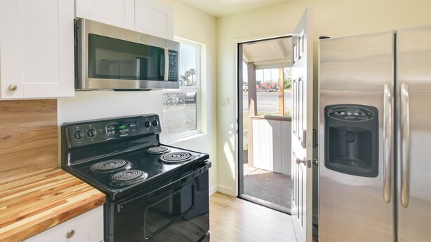 A kitchen with a stove, microwave, and refrigerator. - Studio 2 Mi to Feather River: Bring Your Pet! (Oroville)