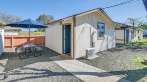 A small, single-story building with a door and windows, a picnic table, and an air conditioning unit. - 2 Mi to Feather River: Outdoor Escape in Oroville! (Oroville)