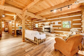 House (5 Bedrooms) | Interior