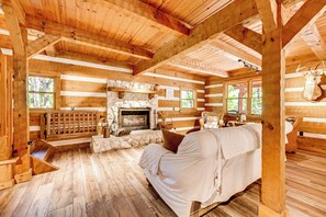 House (5 Bedrooms) | Interior