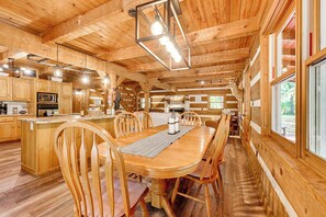 House (5 Bedrooms) | Interior