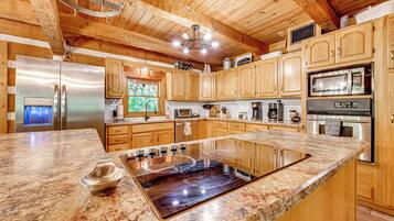 House (5 Bedrooms) | Interior