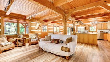 House (5 Bedrooms) | Interior