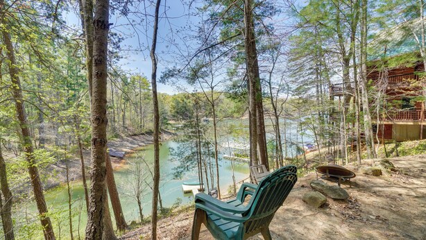 A bench overlooking a lake surrounded by trees. - Dock on Hiwassee Lake! Family Murphy Retreat (Murphy)