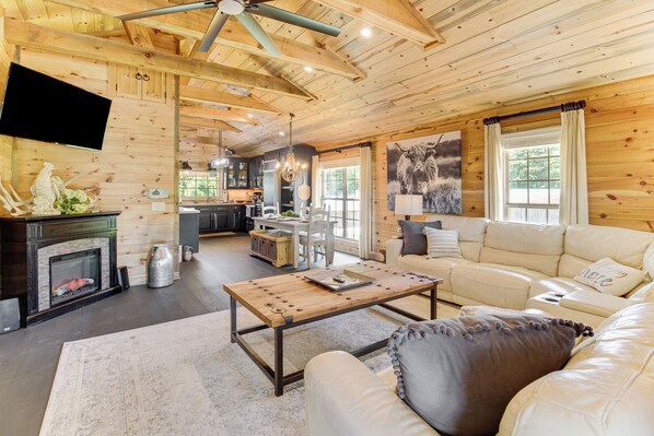 House (3 Bedrooms) | Interior - Deck & Yard: 'margy's Farmhouse' in Jasper (Jasper)