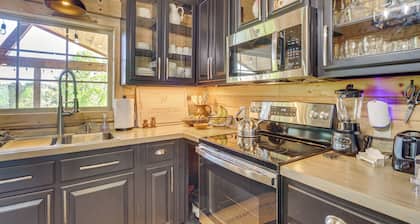Deck & Yard: 'margy's Farmhouse' in Jasper