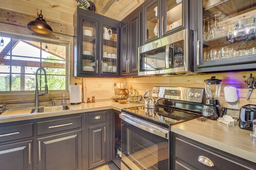 Deck & Yard: 'margy's Farmhouse' in Jasper