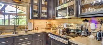 Deck & Yard: 'margy's Farmhouse' in Jasper