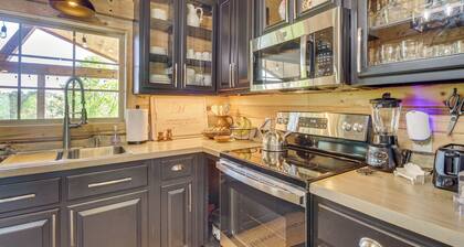 Deck & Yard: 'margy's Farmhouse' in Jasper