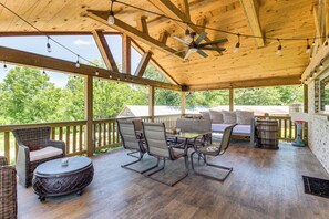 House (3 Bedrooms) | Interior - Deck & Yard: 'margy's Farmhouse' in Jasper (Jasper)