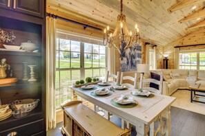 Interior - Deck & Yard: 'margy's Farmhouse' in Jasper (Jasper)