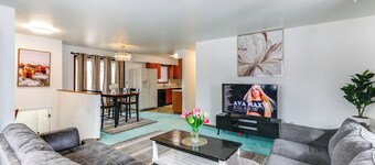 다운타운 및 파이오니어 파크 근처: 페어뱅크스에 있는 집, 데크 있음!