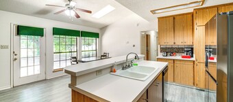 8 Mi to Lewisville Lake: Peaceful Countryside Home