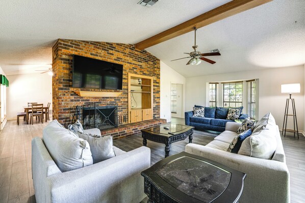 House (4 Bedrooms) | Front of property