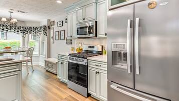 House (5 Bedrooms) | Interior