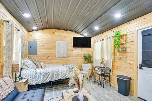 Hot Tub, Fire Pit: Lake-view Catlettsburg Getaway!