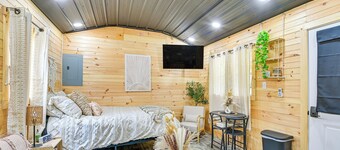 Hot Tub, Fire Pit: Lake-view Catlettsburg Getaway!