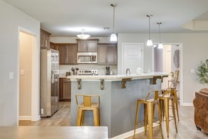 Interior - Family Home w/ Covered Patio in Ardmore (Ardmore)