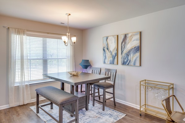 Interior - Family Home w/ Covered Patio in Ardmore (Ardmore)