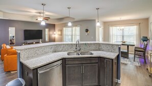 Interior - Family Home w/ Covered Patio in Ardmore (Ardmore)