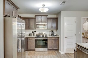 Interior - Family Home w/ Covered Patio in Ardmore (Ardmore)