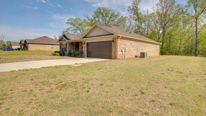 Interior - Family Home w/ Covered Patio in Ardmore (Ardmore)