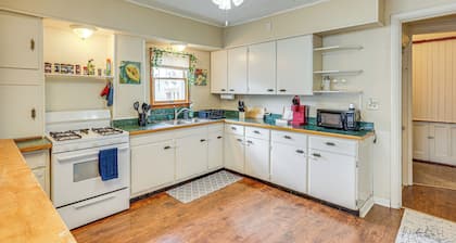 Walk to Medina Public Square: 1880 Historic Home