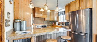 Private Hot Tub & Yard: Utah Family Getaway