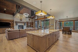 Interior - Lakefront Lodge with Access to Exclusive Golf (Sunriver)