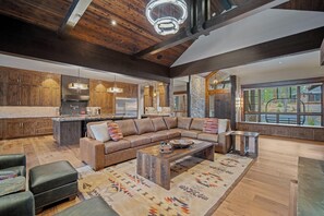 Fernseher, Kamin, Tischtennisplatte