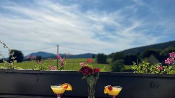 Deluxe tweepersoonskamer, balkon, uitzicht op bergen | Een kluis op de kamer, een bureau, een laptopwerkplek