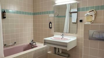 Quarto casal conforto | Banheiro | Chuveiro, secador de cabelo, toalhas de banho, sabonete