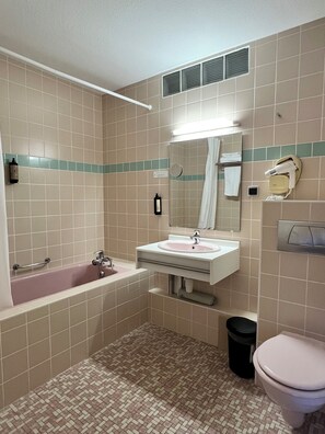 Comfort Double Room | Bathroom | Shower, hair dryer, towels, soap - Hôtel l'Orée des Roches (Saales)