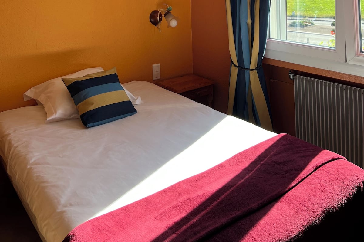 Habitació individual clàssica, vistes a la muntanya | Caixa forta a l'habitació i escriptori