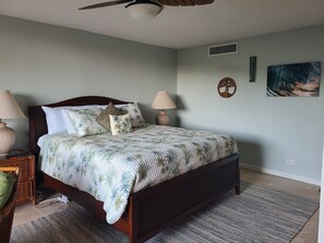 1 bedroom, iron/ironing board, travel cot, WiFi - Beautifully Renovated Beach Resort Condo on Kaanapali Beach (Lahaina)