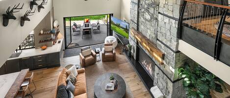 Smart TV, chimenea, futbolito y tenis de mesa