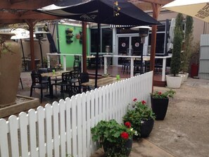 Outdoor dining - Burkes Hotel Motel (Yarrawonga)