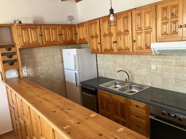 Kühlschrank, Ofen, Geschirrspüler, Wasserkocher mit Kaffee-/Teezubehör