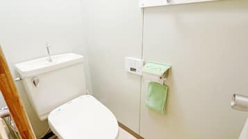 Toallas, jabón, papel de baño