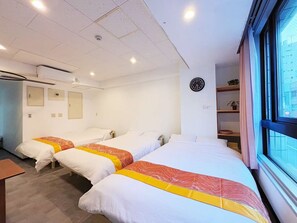 Room - Conveniently located, a 6-minute walk from Takadanobaba Station, 3 minutes from Shinjuku Station, and 11 minutes from Shibuya. (新宿区)