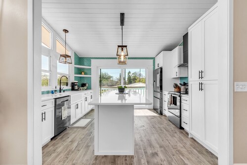 ☀Bates Avenue🐬Wrap Around Deck🏖️2 Minute Drive to Beach☀Quiet Location